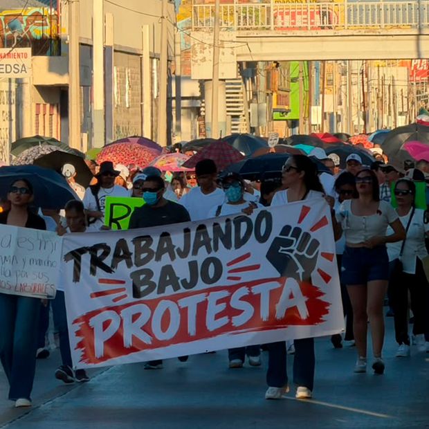 Trabajadores del IMSS Marchan para Exigir Mejoras Laborales en Torreón, Coahuila